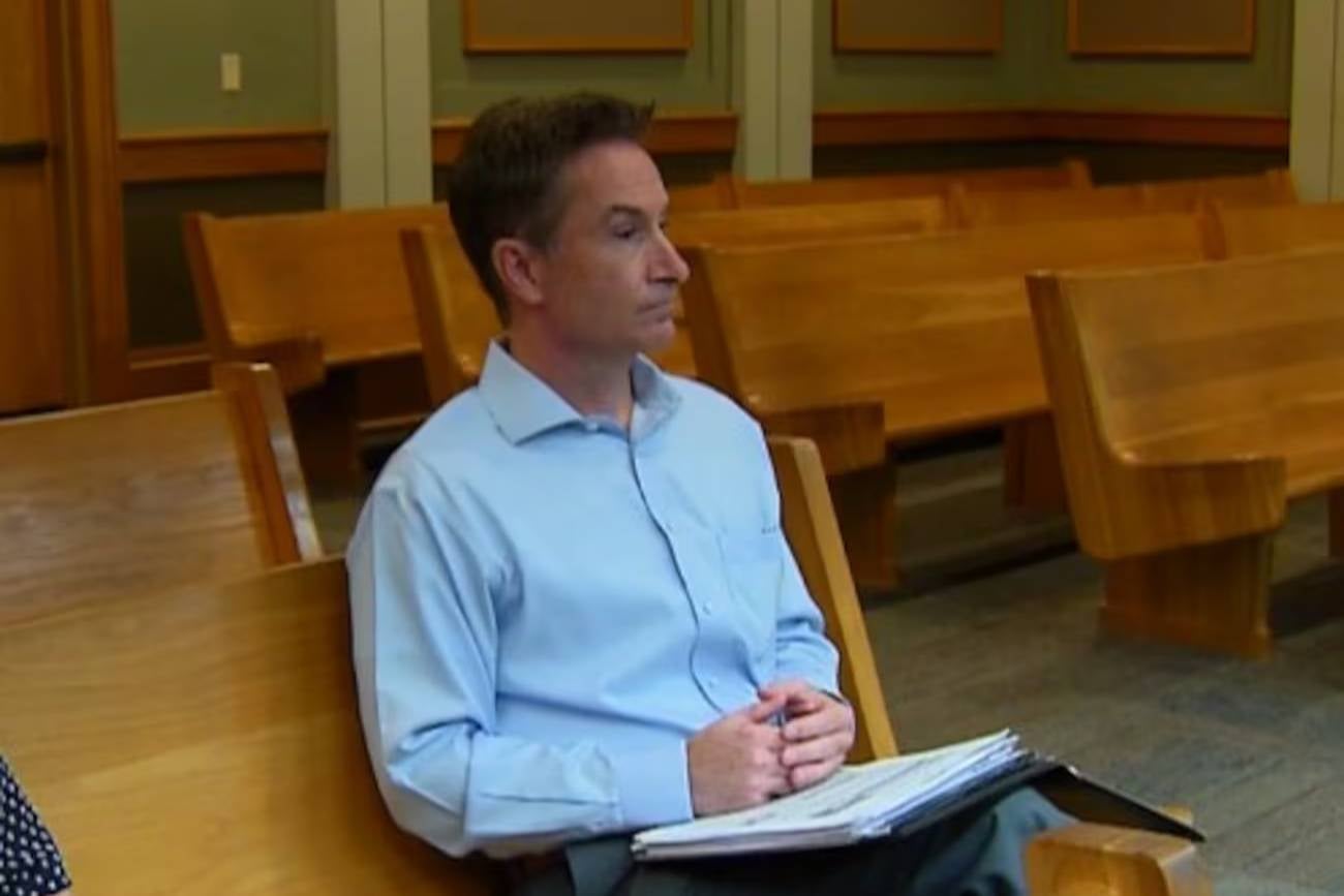 Aaron Solomon prisustvuje saslušanju veze svoje bivše supruge