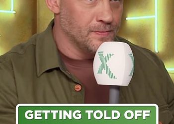 Hollywood zvijezda Tom Hardy žestoko brani mali velški grad dok se u vrlo kaotičnim radio intervju