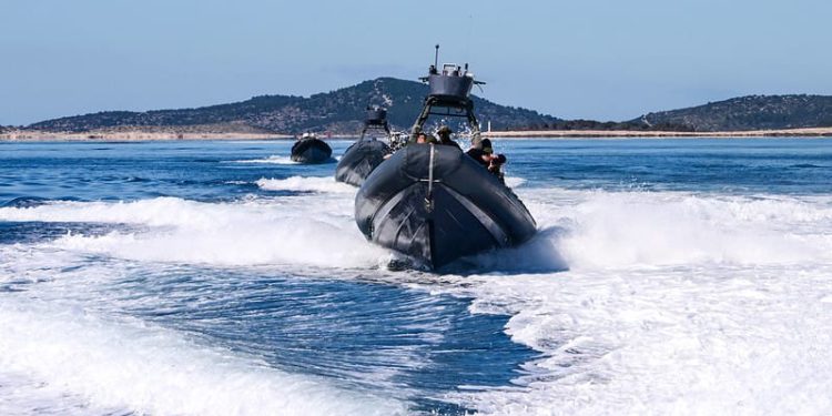 Hrvatski i američki specijalci u akciji na moru u splitskom akvatoriju izveli zahtjevne padobranske skokove