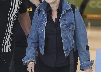 Ikonična pop zvijezda, 71, izgleda neprepoznatljivo u dvostrukom traper outfitu na aerodromu Sydney – ali možete li pogoditi tko je to?