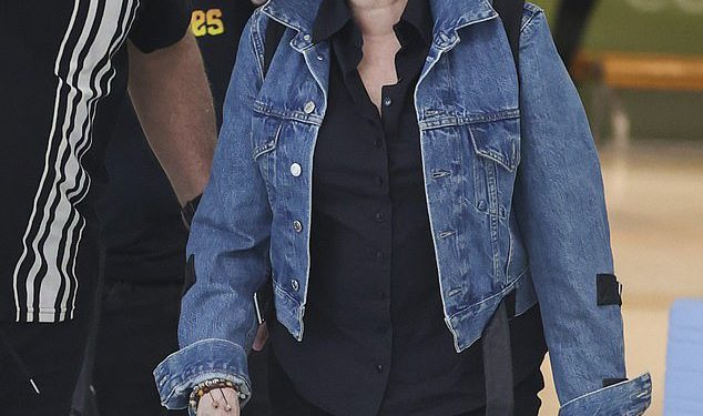 Ikonična pop zvijezda, 71, izgleda neprepoznatljivo u dvostrukom traper outfitu na aerodromu Sydney – ali možete li pogoditi tko je to?