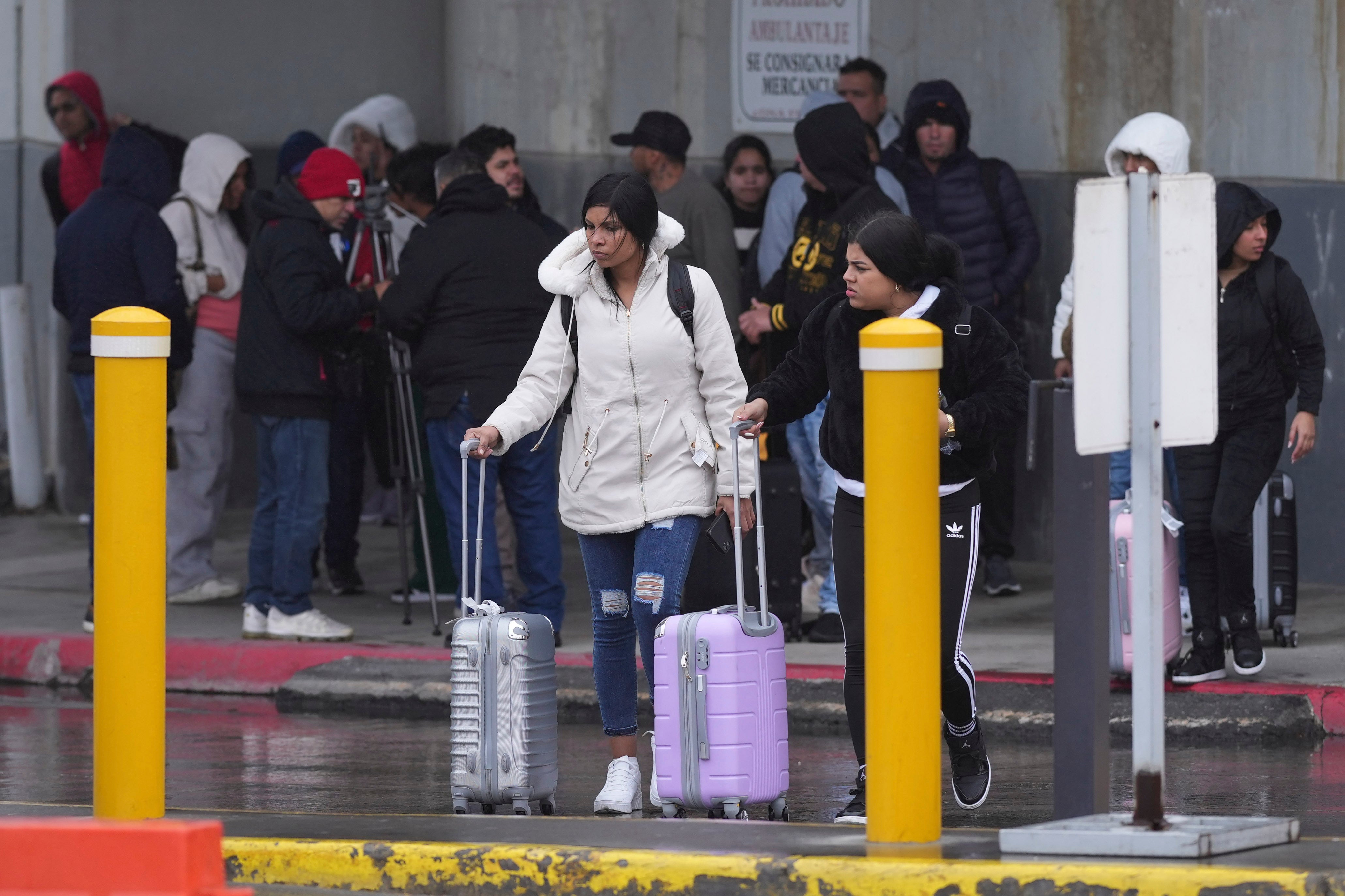 Migranti koji traže azil ostavljaju imigracijski ured nakon otkazivanja njihovih zakazanih sastanaka i odbijeni su ubrzo nakon što je predsjednik Donald Trump otkazao aplikaciju CBP One, 20. siječnja 2025. godine, u Matamorosu u Meksiku