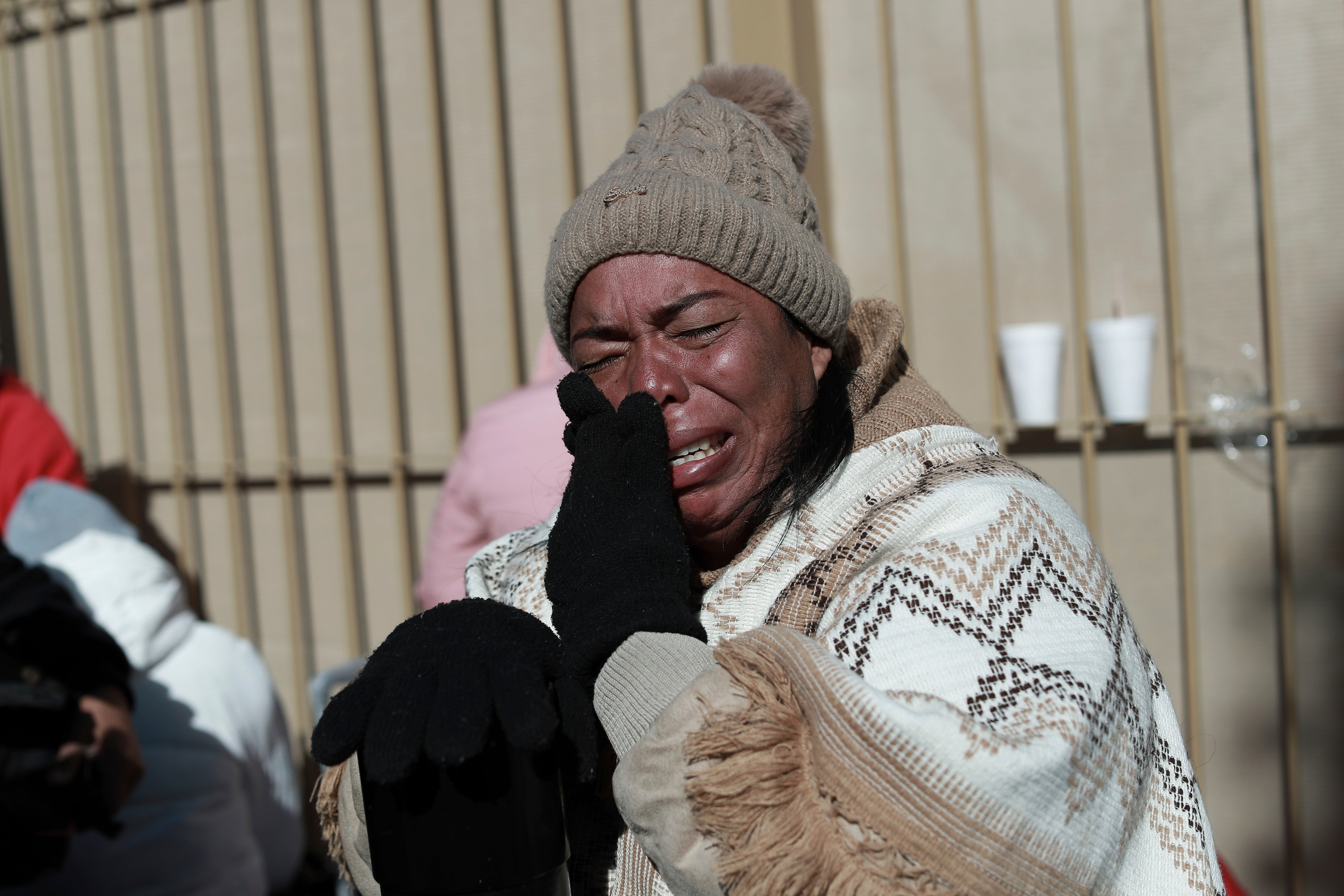 Kolumbijski migrant Margelis Tinoco plače nakon što je njezin sastanak One otkazan na Međunarodnom mostu Paso del Norte u Ciudad Juarezu u Meksiku, na granici sa Sjedinjenim Državama 20. siječnja 2025., na dan inauguracije američkog predsjednika Donalda Trumpa. (AP Photo/Christian Chavez)