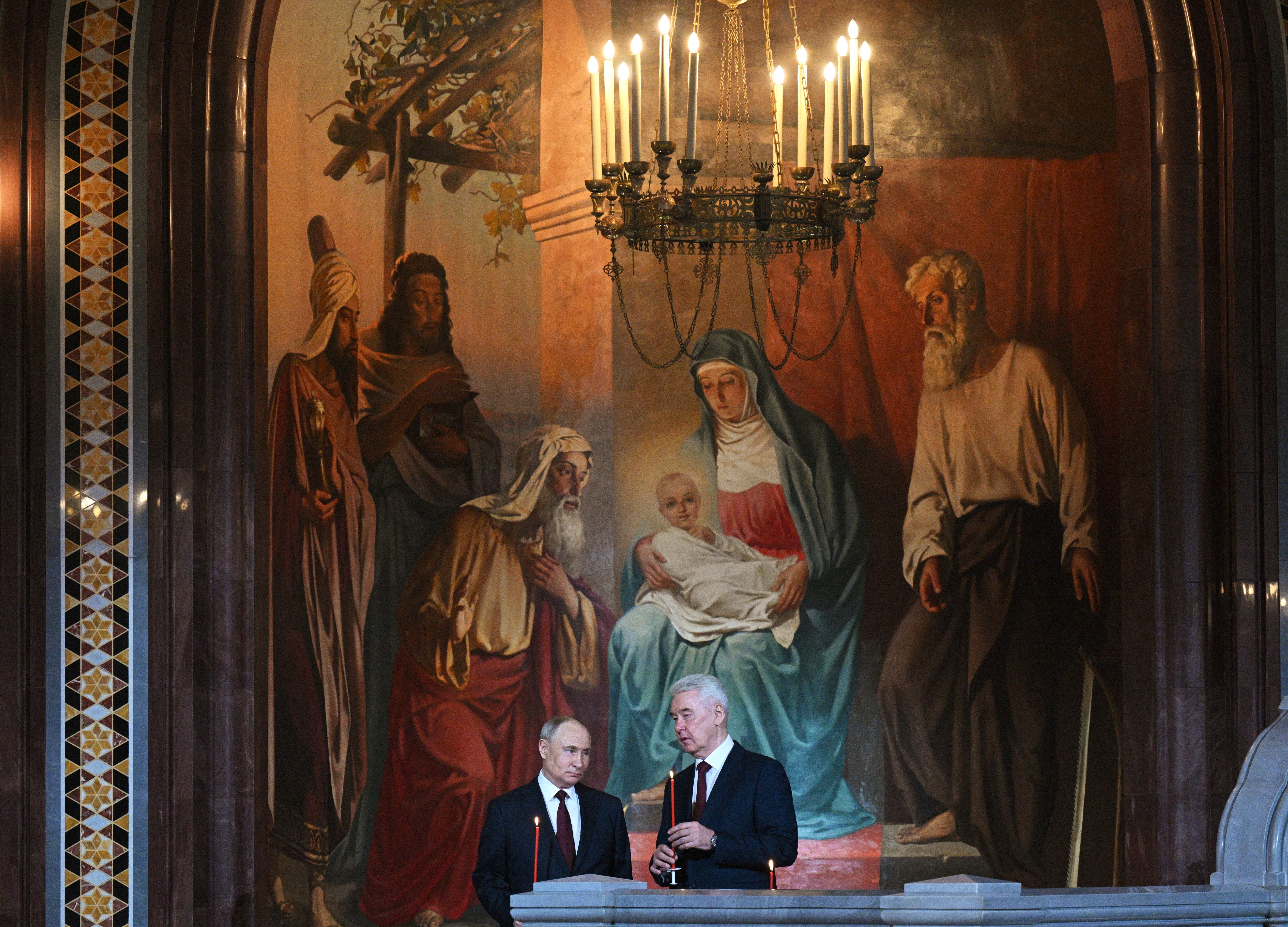 Na ovoj fotografiji koju je podijelila ruska državna agencija Sputnik, ruski predsjednik Vladimir Putin (L) i gradonačelnik Moskve Sergej Sobynin prisustvovali su pravoslavnoj uskrsnoj službi u katedrali Krista Spasitelja u Moskvi