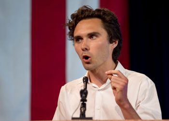 Inicijativa Davida Hogg -a Hands DCCC donacija 100K $ nakon što su komentari povukli kontroverzu