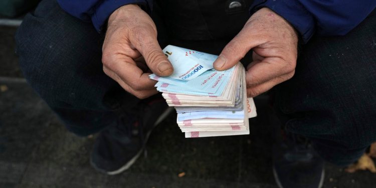 Iranska valuta pada kako bi zabilježila nisko u odnosu na dolar jer napetosti izlaze visoko