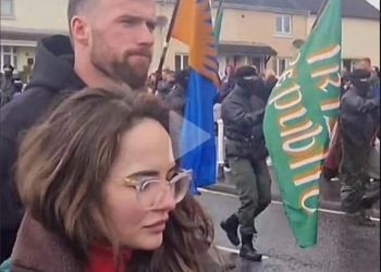Irski zvijezda Wrexham, nogometaš brat James McClean, pod istragom u njegovom klubu nakon što je primijećen na novoj Ira paradi, gdje su bombarderi na benzinu napali policiju