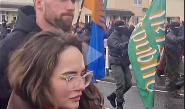 Irski zvijezda Wrexham, nogometaš brat James McClean, pod istragom u njegovom klubu nakon što je primijećen na novoj Ira paradi, gdje su bombarderi na benzinu napali policiju