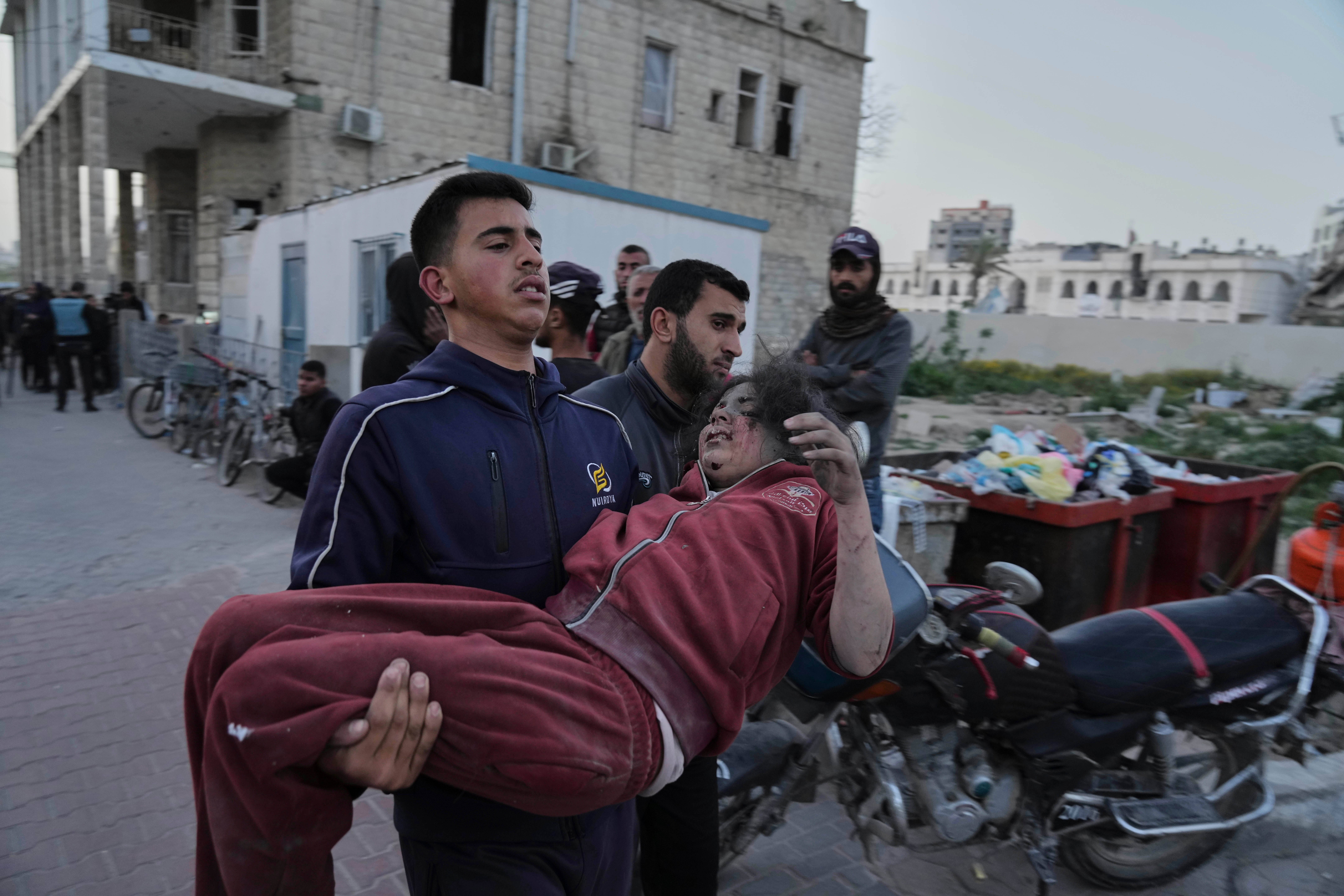Palestinci ozlijeđeni u izraelskom zračnom napadu dovedeni su na liječenje u Baptističkoj bolnici u gradu Gazi u četvrtak