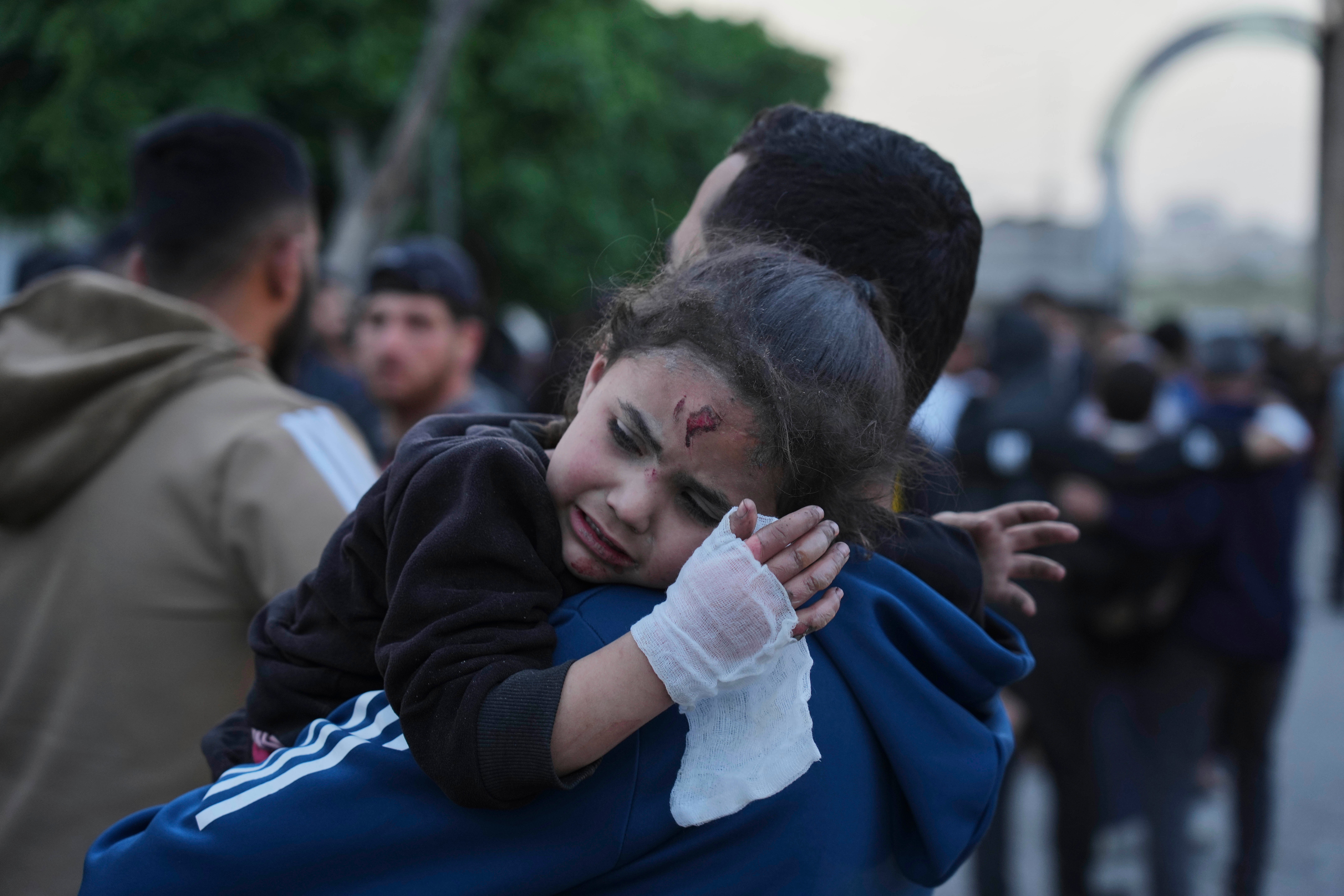 Mlada palestinska djevojka ozlijeđena u izraelskom bombardiranju škole dovedena je na liječenje u Baptističkoj bolnici u gradu Gazi u četvrtak