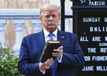 Isus uzmi tarifu: Zašto bi Biblije mogle postati skuplje zahvaljujući Trumpovoj politici