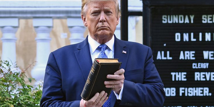 Isus uzmi tarifu: Zašto bi Biblije mogle postati skuplje zahvaljujući Trumpovoj politici