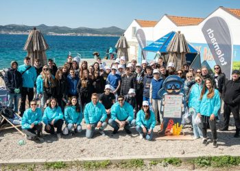 Iz mora na zadarskoj plaži Kolovare izvađena tona otpada