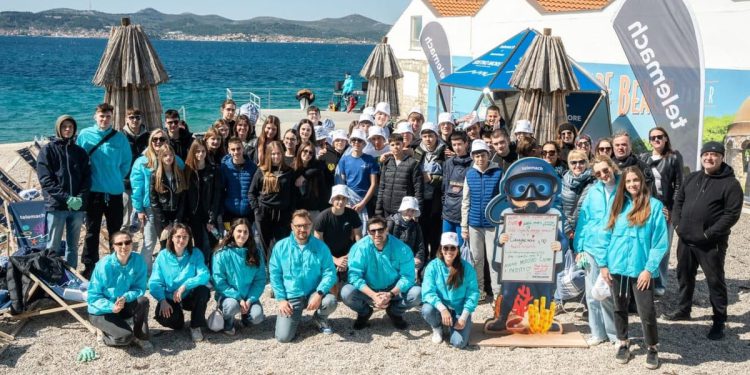 Iz mora na zadarskoj plaži Kolovare izvađena tona otpada