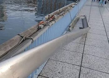 Izletnički brod zabio se u zadarski most i odvalio rukohvat