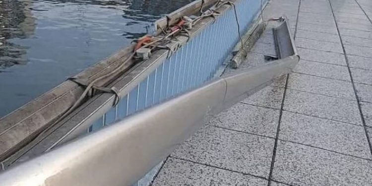 Izletnički brod zabio se u zadarski most i odvalio rukohvat