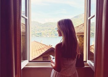 Jackie ‘o’ Henderson pokazuje svoj hotel od 2.769 dolara po noćenju u jezeru Como, dok gradnja kreće u njenom višemilijunskom dvorcu Sydney