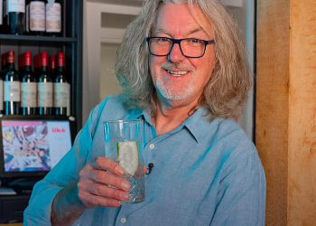 James May daje šok komentare o pubu Jeremyja Clarksona, dok ga uspoređuje sa svojim seoskim gostionicom