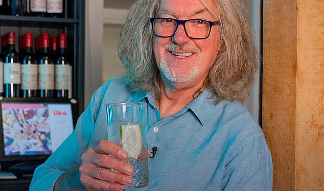 James May daje šok komentare o pubu Jeremyja Clarksona, dok ga uspoređuje sa svojim seoskim gostionicom