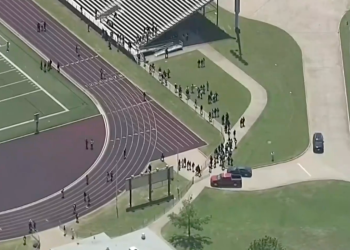 Jedan tinejdžer pucao je u srednju školu Dallas, što je potaknulo pozive “aktivnih strijelca” i masivni odgovor policije