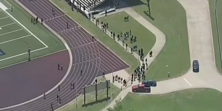 Jedan tinejdžer pucao je u srednju školu Dallas, što je potaknulo pozive “aktivnih strijelca” i masivni odgovor policije