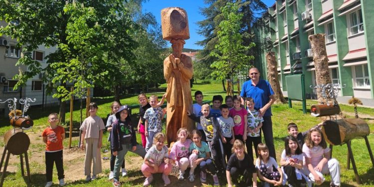 Jeleni „posjetili“ Osnovnu školu Marka Marulića na njen dan