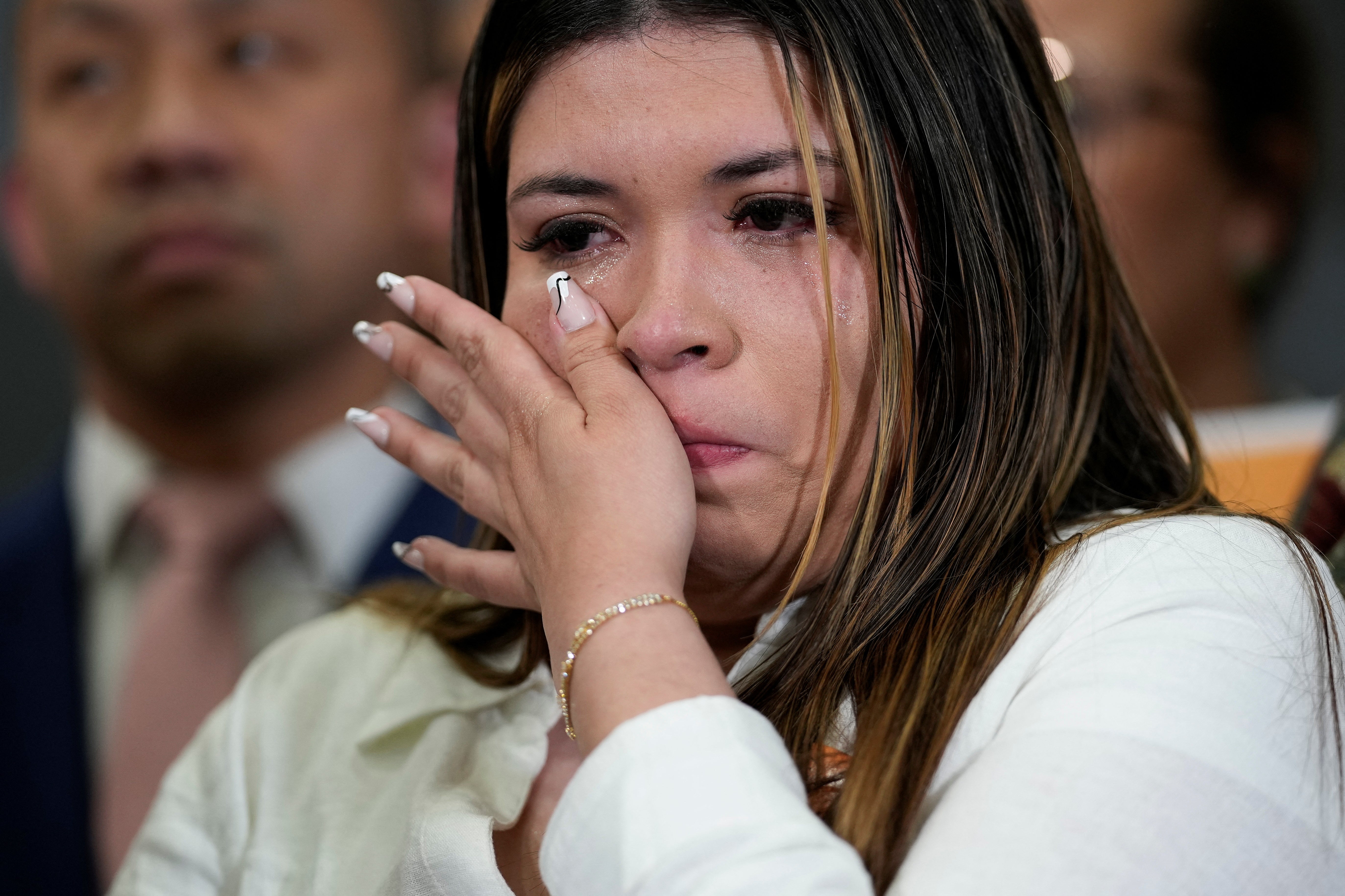 Jennifer Vasquez Sura, supruga Kilmara Abrega Garcia, salvadoranskog muškarca deportiranog iz SAD -a u El Salvador, obrušila je suze tijekom konferencije za novinare u petak koju je održao senator Maryland Chris Van Hollen