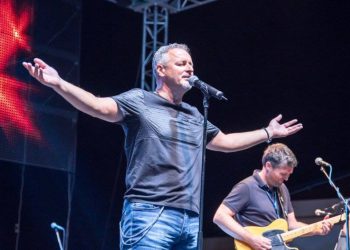 Jeste li primijetili tko je gitarist u novoj Thompsonovoj pjesmi? Vjernici oduševljeni diljem domovine
