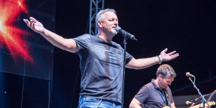 Jeste li primijetili tko je gitarist u novoj Thompsonovoj pjesmi? Vjernici oduševljeni diljem domovine