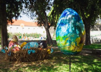 Jeste li vidjeli ove ‘divovske’ pisanice u centru grada? „Turisti zapanjeno gledaju i čude se, a naš svit se veseli”
