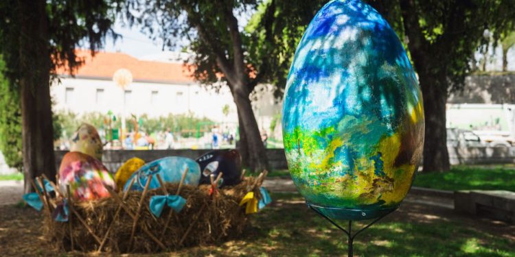 Jeste li vidjeli ove ‘divovske’ pisanice u centru grada? „Turisti zapanjeno gledaju i čude se, a naš svit se veseli”