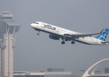 JetBlue putnika optužen da je srušio cijelu bocu prosecca, izlažući sebe polaznika – dva puta