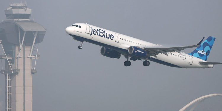 JetBlue putnika optužen da je srušio cijelu bocu prosecca, izlažući sebe polaznika – dva puta