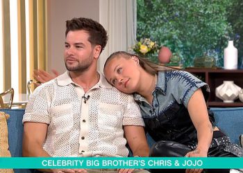 JoJo Siwa Jets kod kuće “nosimo odjeću” Soulmate “Chris Hughes i ostavljajući ga slomljenim srcem nakon slavnog velikog brata” – nakon što je par potvrdio njihov status veze