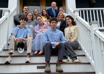 Joe Biden optužen da se uredio na obiteljsku uskrsnu fotografiju