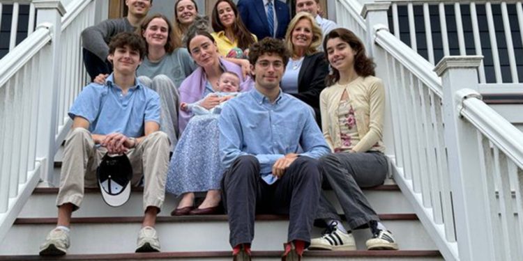 Joe Biden optužen da se uredio na obiteljsku uskrsnu fotografiju