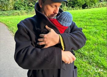 Joe Lycett daje rijetke komentare o očinstvu i daje pogled na obiteljski život nakon što je dočekao dječaka s misterioznim partnerom