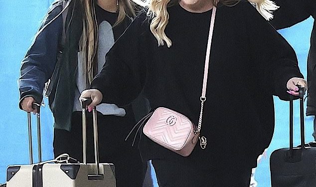 Jojo Siwa ostaje u suzama nakon što je stigla u LA i ponovno se ponovno ujedinila s mamom dok je prevladala emocije nakon ‘nevjerojatnih’ slavnih velikih brata – a Chris Hughes nije jedina stvar koja joj nedostaje