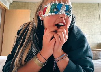 Jojo Siwa otkriva točno ono što se dogodilo tijekom raskida s Kath Ebbs, jer tvrdi da je njezina bivša tražila da im kupi let poslovnu klasu i optužuje ih da su razbili granice