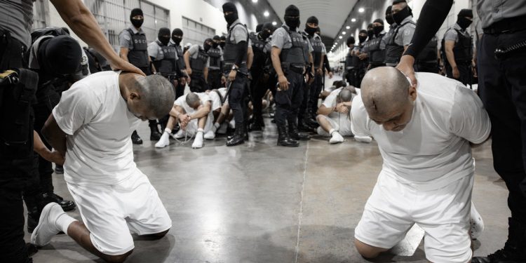 Još 10 ledenih deportiranih poslanih u El Salvador jer je naredba Vrhovnog suda pogrešno deportirala oca Marylanda da se vrate iz zatvora