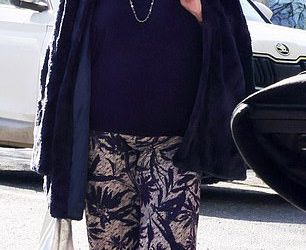 Judy Finnigan, 76, izgleda nevjerojatno dok pokazuje svoj novi izgled i svetalnu figuru na sunčanom londonskom izlasku