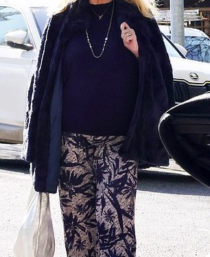 Judy Finnigan, 76, izgleda nevjerojatno dok pokazuje svoj novi izgled i svetalnu figuru na sunčanom londonskom izlasku