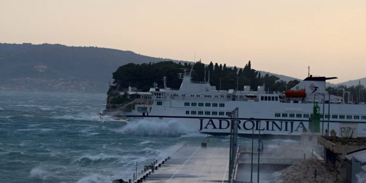 Jugo i dalje ometa pomorski promet; ne plove trajekti i katamarani