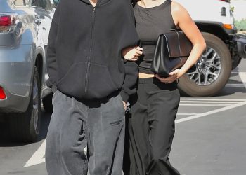 Justin Bieber i supruga Hailey stavili su ujedinjeni front dok hodaju rukom do večere u Los Angelesu usred glasina o bračnim svađama