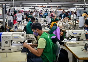 Južnoazijski proizvođači odjevnih predmeta zabrinuti zbog budućnosti nakon Trumpovih “šok” tarifa