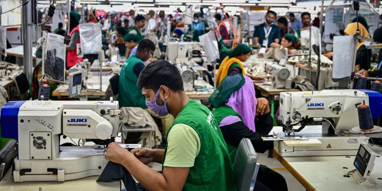 Južnoazijski proizvođači odjevnih predmeta zabrinuti zbog budućnosti nakon Trumpovih “šok” tarifa