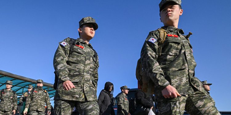 Južnokorejske trupe vatre Upozorenje snimki dok sjevernokorejski vojnici krše DMZ