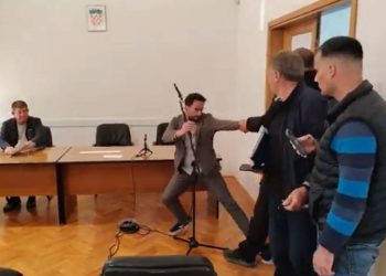 KAOS U SEGETU Kandidata za načelnika zaštitari fizički “čupali” sa sjednice Općinskog vijeća