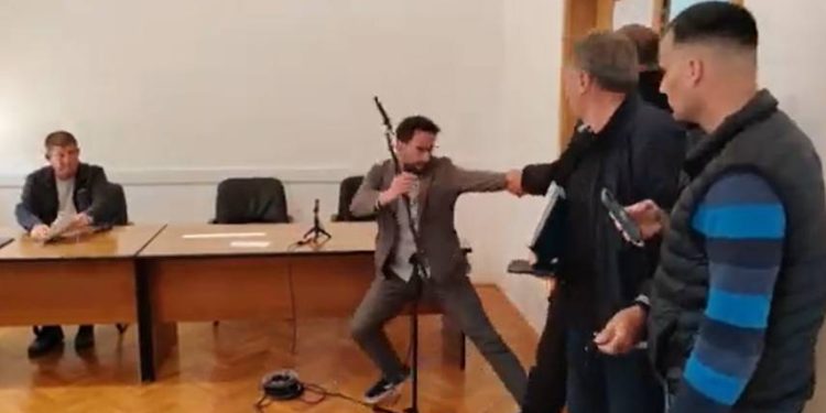 KAOS U SEGETU Kandidata za načelnika zaštitari fizički “čupali” sa sjednice Općinskog vijeća