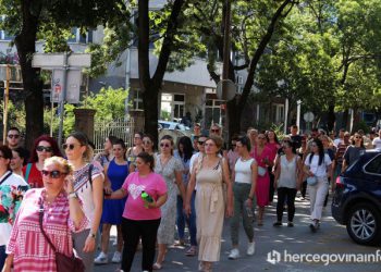 KOLEKTIVNI UGOVOR I KOEFICIJENTI Prosvjed zdravstvenih radnika ispred zgrade Vlade HNŽ